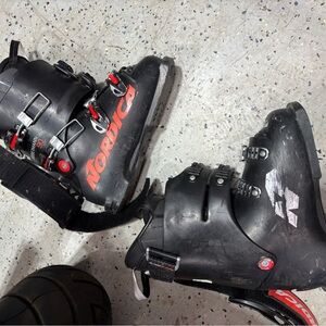 Used ski boots size 26.5 in women’s, 9.5 actual size.